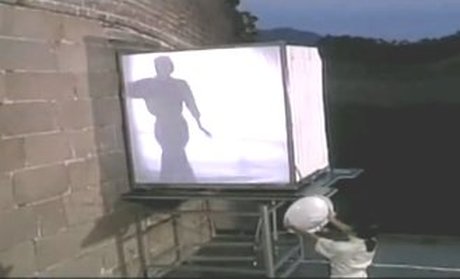 【今日點擊】周末視頻:穿墻而過