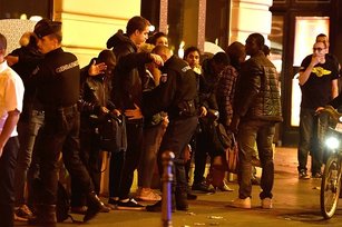 攻擊事件發生後，法國警方對共和廣場的行人進行搜查。 (Photo by Pascal Le Segretain/Getty Images)
