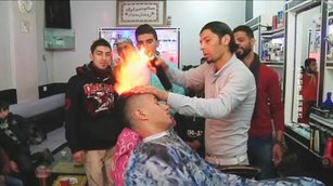 530-7 火焰絕技!巴勒斯坦理髮師用火做造型01