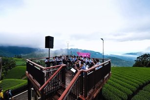 梅山鄉海鼠山觀景台上,3日舉行迎晨曦音樂會。 (賴俊謀提供)