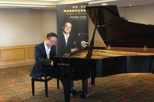 擁有「天使手指」美譽的旅奧國際鋼琴家陳瑞斌,將於10月3日在臺北國家音樂廳舉行一場別開生面的鋼琴演奏會。(綺想室內樂團提供)