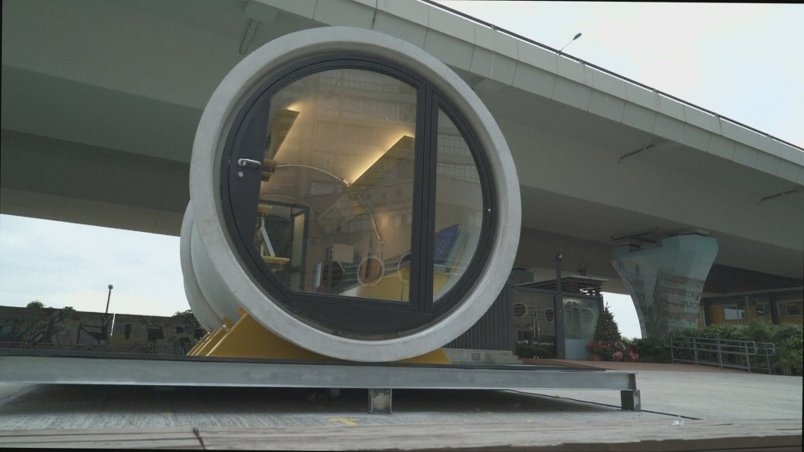 由水泥做的大型水管設計成微型住宅(點圖看影片)