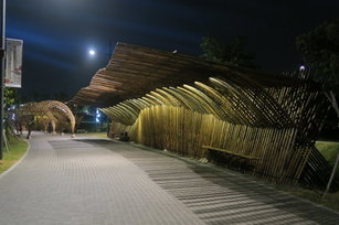 為提供遊客舒適的步行環境，故宮南院結合景觀與館藏元素，打造竹構長廊藝術大道。(故宮南院提供)