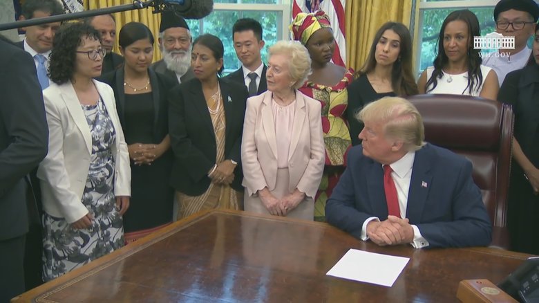 川普白宮會中國法輪功學員 聽取中共迫害與活摘器官陳述(圖截自白宮網站影片)