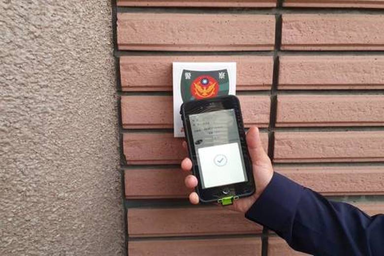 NFC TAG晶片結合現行M-Police行動載具開發「嘉e巡簽」APP，打造智慧化巡邏系統。（嘉義市警察局提供）