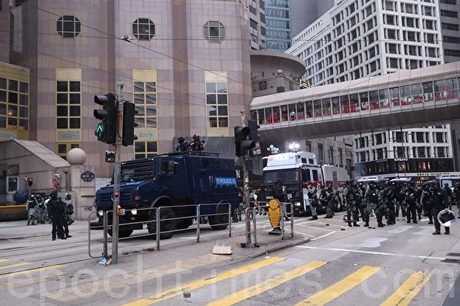 2020年1月19日,「天下制裁集會」在中環遮打花園及遮打道舉行。市民參加天下制裁集會,但集會臨時被腰斬,有市民和外籍人士被警察驅趕要求離開,亦有市民被捕。(余鋼/大紀元)