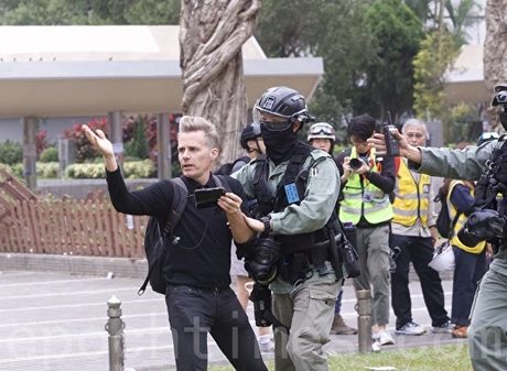 2020年1月19日,「天下制裁集會」在中環遮打花園及遮打道舉行。市民參加天下制裁集會,但集會臨時被腰斬,有市民和外籍人士被警察驅趕要求離開,亦有市民被捕。(余鋼/大紀元)
