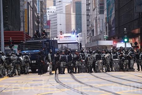 2020年1月19日,「天下制裁集會」在中環遮打花園及遮打道舉行。市民參加天下制裁集會,但集會臨時被腰斬,有市民和外籍人士被警察驅趕要求離開,亦有市民被捕。(余鋼/大紀元)