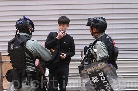 2020年1月19日,「天下制裁集會」在中環遮打花園及遮打道舉行。市民參加天下制裁集會,但集會臨時被腰斬,有市民和外籍人士被警察驅趕要求離開,亦有市民被捕。(余鋼/大紀元)