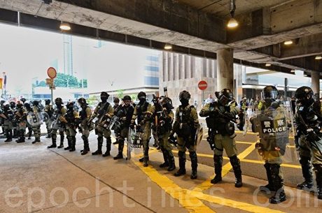 2020年1月19日,「天下制裁集會」在中環遮打花園及遮打道舉行。大量防暴警察封鎖金鐘巴士站。(宋碧龍/大紀元)