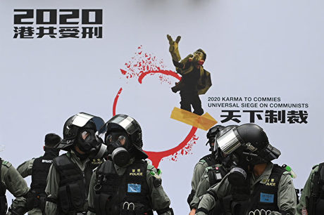 1月19日,防暴警察進入集會現場。(PHILIP FONG/AFP via Getty Images)