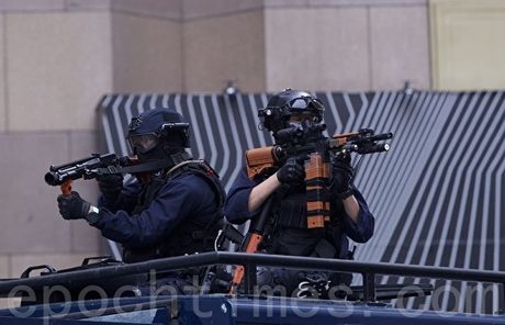 2020年1月19日,「天下制裁集會」在中環遮打花園及遮打道舉行。圖為速龍警持槍戒備。(余鋼/大紀元)