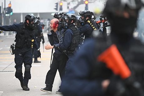1月19日,港人集會上,一名長者被警方抓捕,並毆打至頭破血流。(PHILIP FONG/AFP via Getty Images)