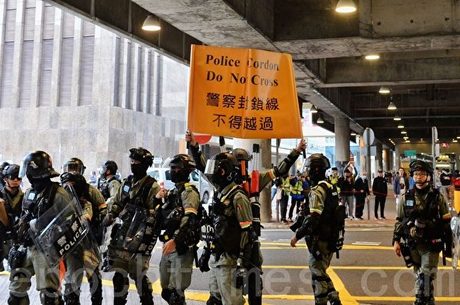 2020年1月19日,「天下制裁集會」在中環遮打花園及遮打道舉行。大量防暴警察封鎖金鐘巴士站。(宋碧龍/大紀元)