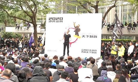 1月19日,一名意大利歌唱家獻唱。(大紀元視頻截圖)