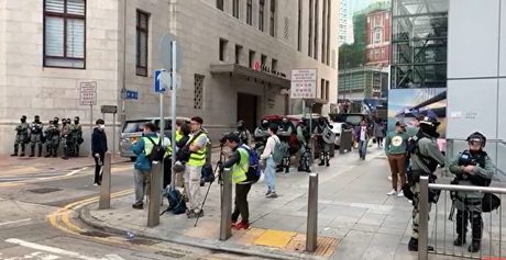 1月19日港人集會,防暴警察在金鐘高等法院一帶戒備。(大紀元視頻截圖)