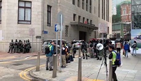 1月19日港人集會,防暴警察在金鐘高等法院一帶戒備。(大紀元視頻截圖)