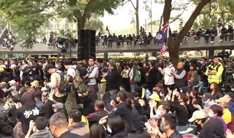 1月19日,港人舉行流水式集會。(大紀元視頻截圖)