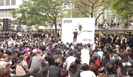 1月19日,港人舉行流水式集會。(大紀元視頻截圖)