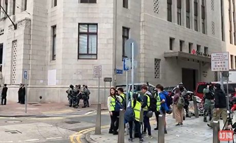 1月19日港人集會,防暴警察在金鐘高等法院一帶戒備。(大紀元視頻截圖)