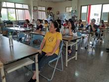 民眾專心聆聽新唐人行銷企劃專員說明,在爆炸的資訊中,如何達到精神上的節能減碳,播放去年反送中的新聞與近來對美國川普總統的造假新聞為例,解析媒體的立場,如何影響時事解讀的不同觀點與新聞帶風向的手法。(台灣電力公司提供)