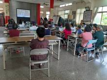 新唐人行銷企劃專員杜宇軒,從精神資訊面的節能減碳,讓現場民眾觀看一般媒體製作的美國川普總統假新聞片段,以了解生活中資訊的操弄(台灣電力公司提供)