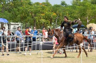 騎馬馴鷹,體驗北亞的蒙古民遊豪壯風情。(故宮南院提供)
