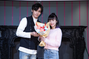 王振諾捐助愛心年菜 應景做發糕花束送賴珮菱。( 照片提供:紅心字會)