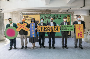 人權館今日舉行「剪出來的電影史:戰後電影審查特展」開幕。文化部長李永得(右3)(文化部提供)