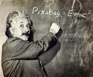 二十世紀初近代物理學出現了革命性變化,愛因斯坦提出了相對論。(pixabay)