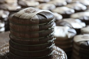 普洱茶是生活中常見的茶類,被譽為「能喝的古董」。圖為普洱茶餅。(pixabay)