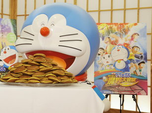 笑容可掬的哆拉A夢和他最愛的銅鑼燒。(Getty Images)