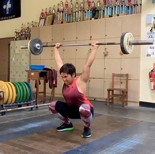 菲律賓東奧女子舉重金牌海蒂,在高雄鼓山高中舉重隊場地移地訓練時的留影(高市教育局提供)