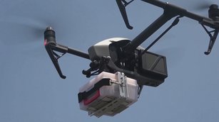 無接觸遞送必要物資,印尼無人機成居家隔離好幫手。(圖/路透影片截圖)
