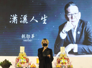 金鐘獎視帝龍劭華14日過世,享壽68歲,追思告別式22日在台北市第一殯儀館景行廳舉行,女兒陳璇(圖)在靈前追思父親。(圖/中央社)