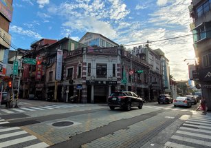 岸田文雄的曾祖父岸田幾太郎家族,曾在基隆信二路、義二路口經營兩間店,如今建物為餐廳、書店,保存良好。(圖/基隆市政府提供)