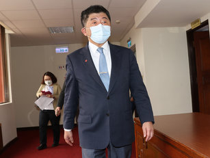 國內COVID-19疫情降溫,是否代表距離1級警戒更近一步,中央流行疫情指揮中心指揮官、衛福部長陳時中(前)18日在立法院坦言「可以這樣講」,並指出若疫苗到貨狀況佳、疫苗量夠,11月有可能開放混打。(圖/中央社)