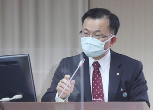 國家通訊傳播委員會(NCC)今天(20日)舉行例行記者會。NCC主委陳耀祥明天(21日)將邀請五大電信業者討論5G建設進度、服務品質提升、消費者權益維護等議題。媒體詢問中華電信、遠傳電信、台灣大哥大近期陸續調漲4G資費方案,詢問NCC看法。(圖/中央社)