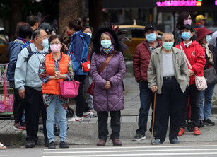 中央氣象局指出,明天起至4日因冷空氣加輻射冷卻影響,中部以北夜晚清晨溫度預估約攝氏11度;類似低溫持續至4日,但白天高溫會逐日回升,提醒民眾注意日夜溫差擴大的情況,民眾外出注意保暖。(圖/中央社)