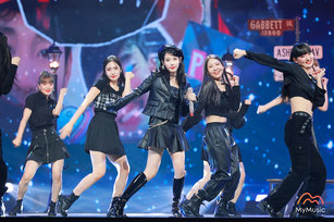 韓國年度音樂盛事2021 Melon Music Awards(MMA)4日晚間頒獎,歌手IU(中)在頒獎典禮上表演3首歌,並摘下5項大獎。(圖/MyMusic提供)