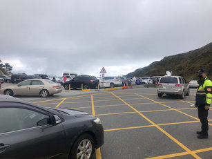 大陸冷氣團南下,合歡山25日一早湧入上山等雪的遊客,警方實施交通疏導管制,以維持車流順暢及民眾交通安全。(圖/警方提供)