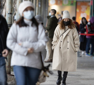 中央氣象局26日表示,入夜後溫度會更低,中部以北及東北部地區僅攝氏12、13度,其他地區也只有14、15度,提醒民眾做好保暖工作。(圖/中央社)
