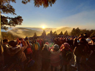 太平山國家森林遊客區1日清晨出現新年日出第一道曙光,3000多名遊客目睹太陽從美麗雲海中冒出的美景,興奮舉起手機,記錄美好一刻。(圖/民眾石世民提供)