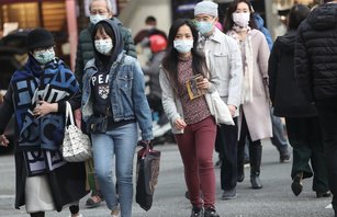 中央流行疫情指揮中心宣布,全國疫情警戒標準維持第2級至1月24日,口罩政策加嚴,室內外運動、唱歌、拍照等恢復戴口罩,且不開放試吃。(圖/中央社)