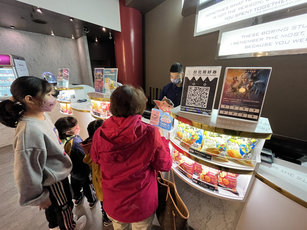 本土疫情升溫,台北市政府宣布,電影院1日起加強管制,餐飲部可販售飲食,但影廳內須全程配戴口罩,禁止飲食。民眾大年初一前往電影院度過假期。(圖/中央社)