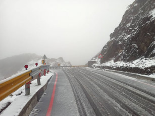 大陸冷氣團配合水氣,合歡山1日有固態降水(冰霰或雪),公路總局提醒,台14甲線翠峰至大禹嶺1日夜間預警封閉。(圖/公路總局提供)