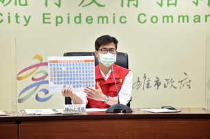 高雄市長陳其邁2日下午在防疫會議會後記者會上說,高雄新增8例確診病例,其中6例是匡列隔離對象,還有1名為日前確診居服員的照顧對象,另1人是從新北返鄉國中生的家人。(圖/高雄市政府提供)