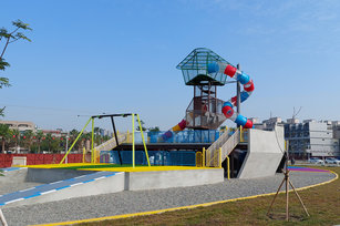 台南市政府在南區原健康市場用地打造公61特色公 園，以「大船來了」為發展主題設計3層複合式大型 遊戲場。（圖／台南市工務局提供）