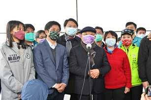 行政院長蘇貞昌(前中)22日宣布基隆捷運計畫定案,經費從80億元提高到425億元,中途將設13個捷運站,運量從每小時5000人提高到1.5萬人。 (圖/行政院提供)