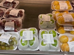 高市政府與農業試驗所合作,從產地到上架全程透過冷鏈技術保鮮,將高雄蜜棗運送到法國超市販售,1公斤新台幣780元仍銷售一空。(圖/高雄市政府提供)